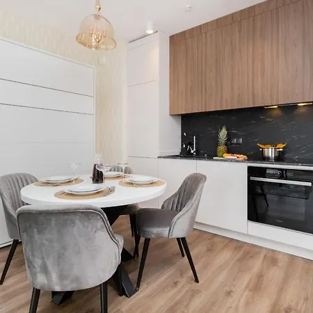 Stunning With Parking In Lower Town By Renters Prestige Apartment